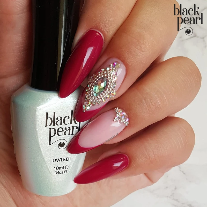 elegancki manicure wiśniowy paznokcie