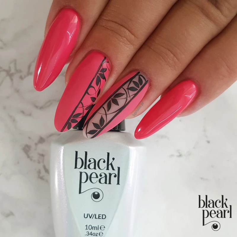 elegancki manicure różowy paznokcie