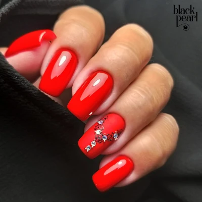 intensywny manicure czerwony paznokcie