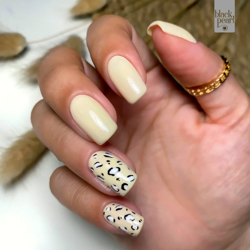 błyszczący manicure żółty paznokcie