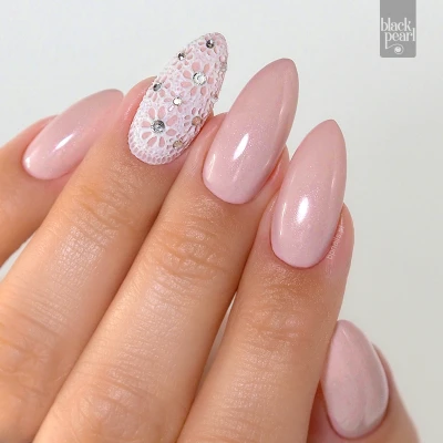 błyszczący manicure nude paznokcie