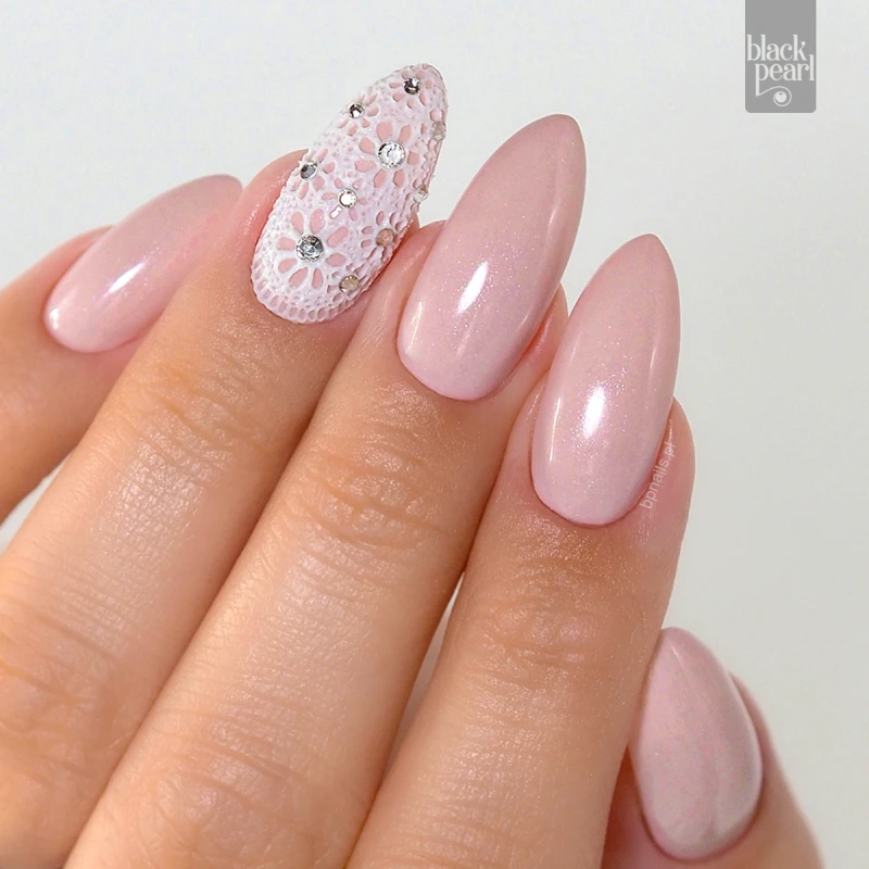 błyszczący manicure nude paznokcie