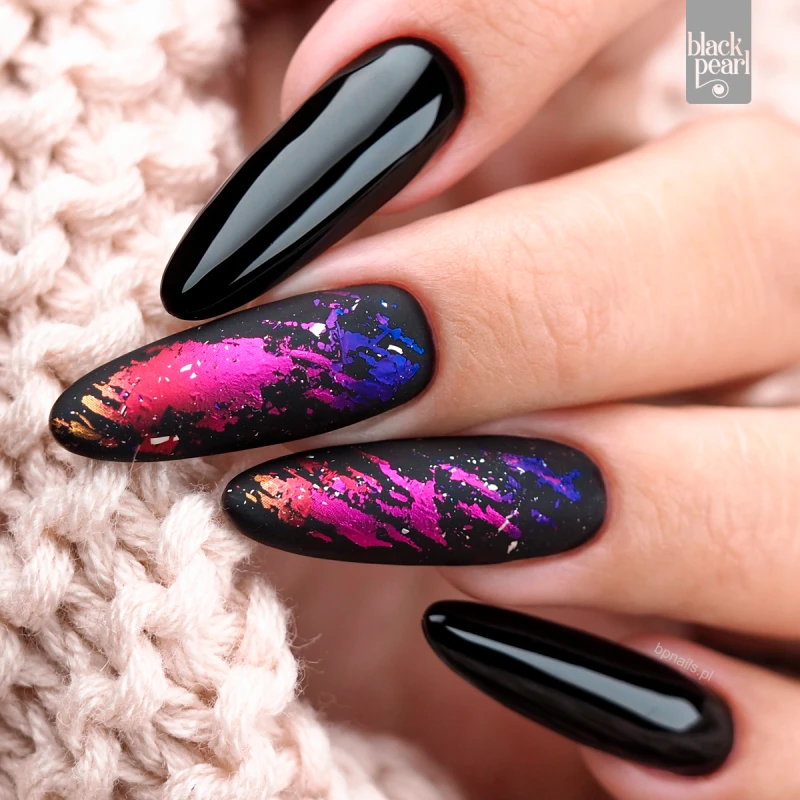 elegancki manicure czarny paznokcie