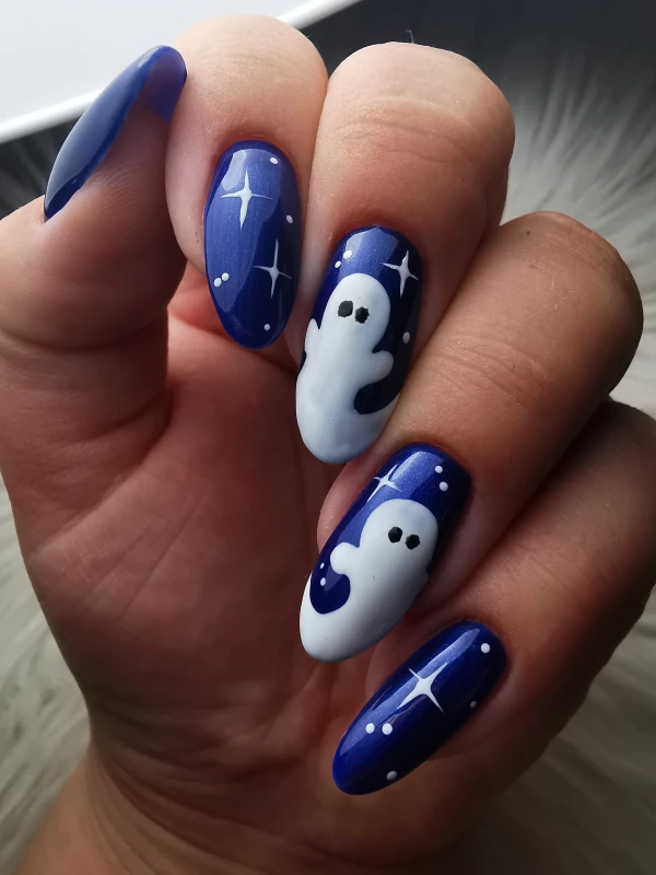 błyszczący manicure granatowy paznokcie