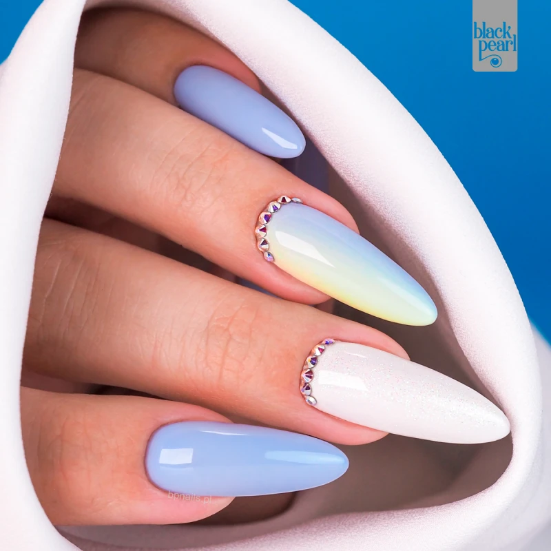 jasny manicure niebieski paznokcie