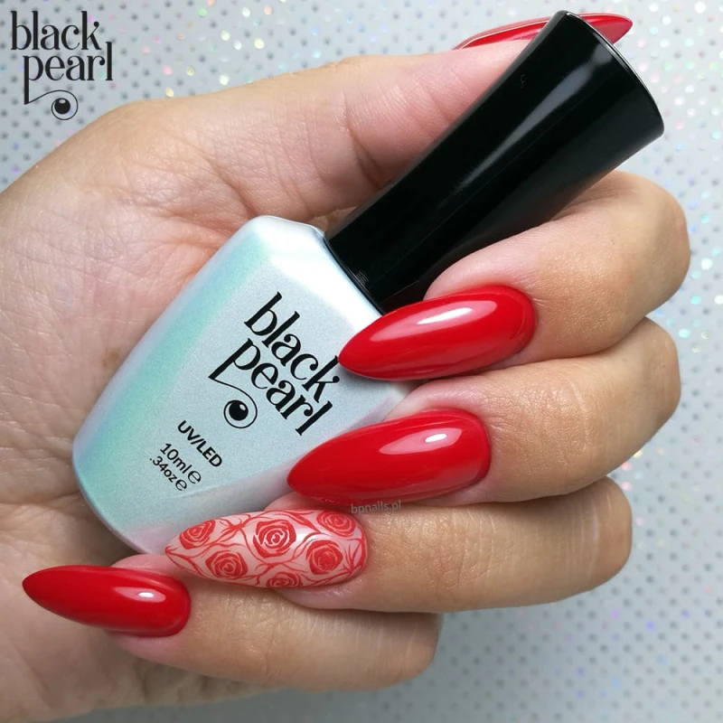 elegancki manicure czerwony paznokcie