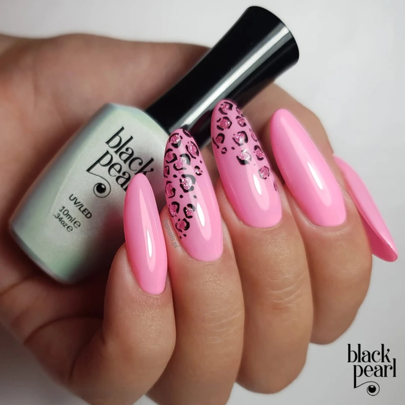 intensywne różowe paznokcie hybrydowe