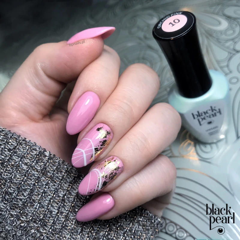 delikatny manicure różowy paznokcie