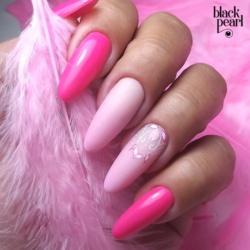 intensywny manicure różowy paznokcie