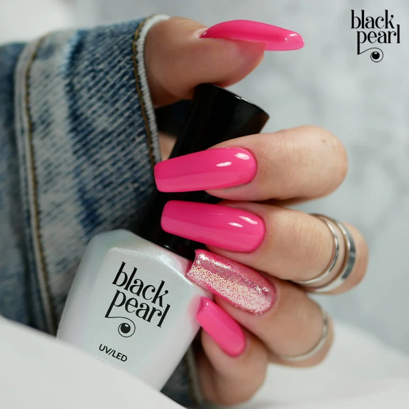 subtelny manicure różowy paznokcie